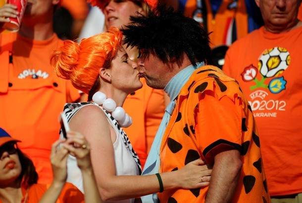 Hà Lan thua trận phải về nước sớm không làm cho đôi uyên ương màu da cam bớt nồng nàn.